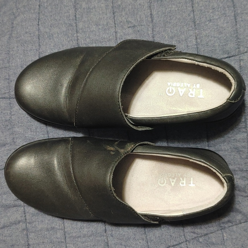 Women's Traq work clogs. Black leather. Slip resistant non marking bottom.